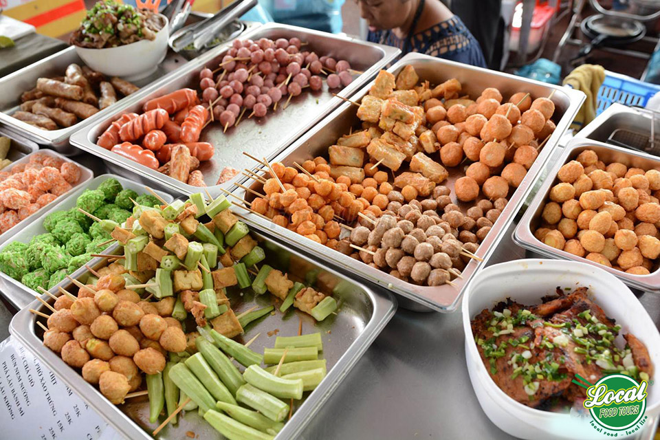 Hanoi Street Foods Attract A Lot Of Tourists - Hanoi Local Food Tours